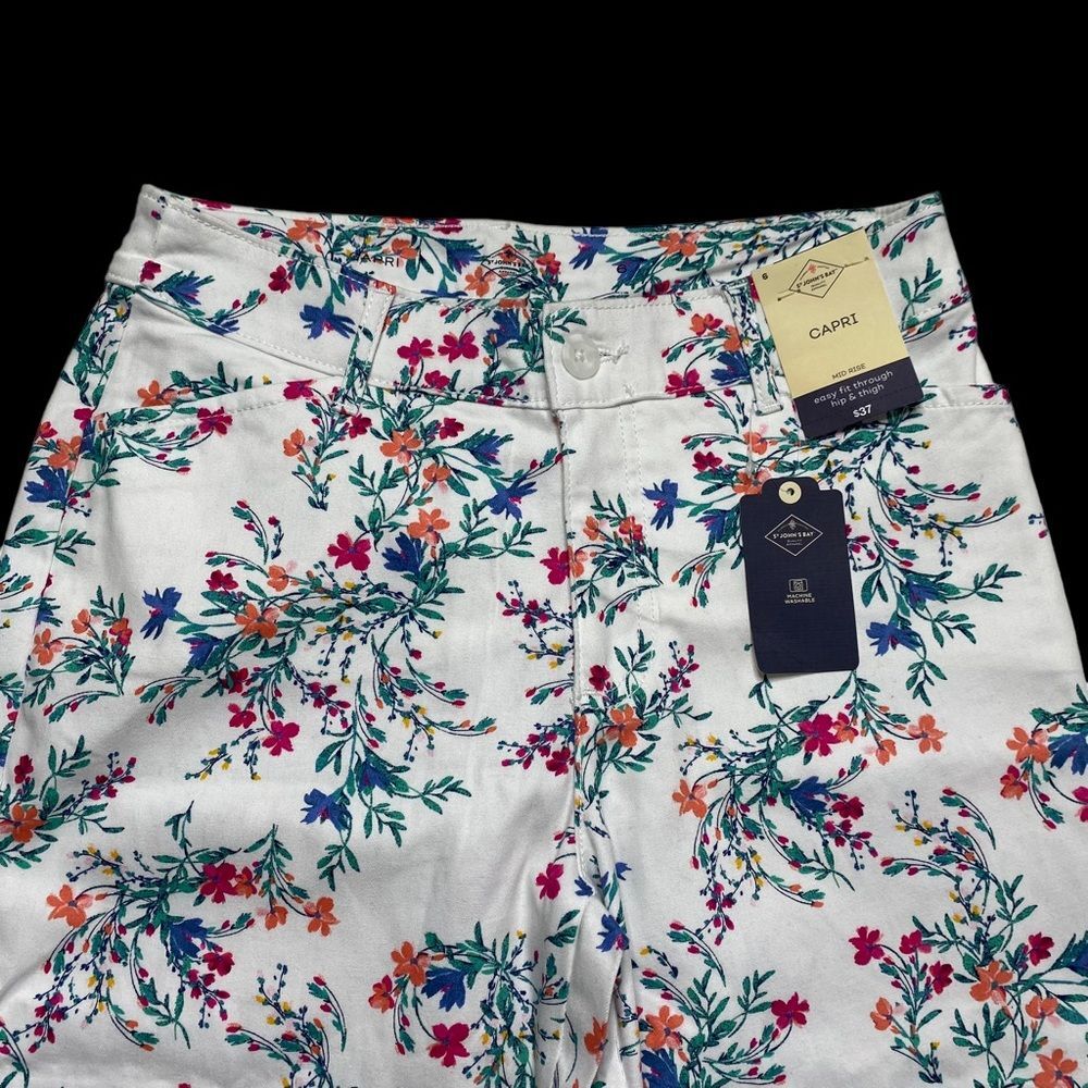 NWT St. John’s Bay Secretly Slender Mid Rise White Floral Capri Pants Sz 6 - Picture 4 of 12